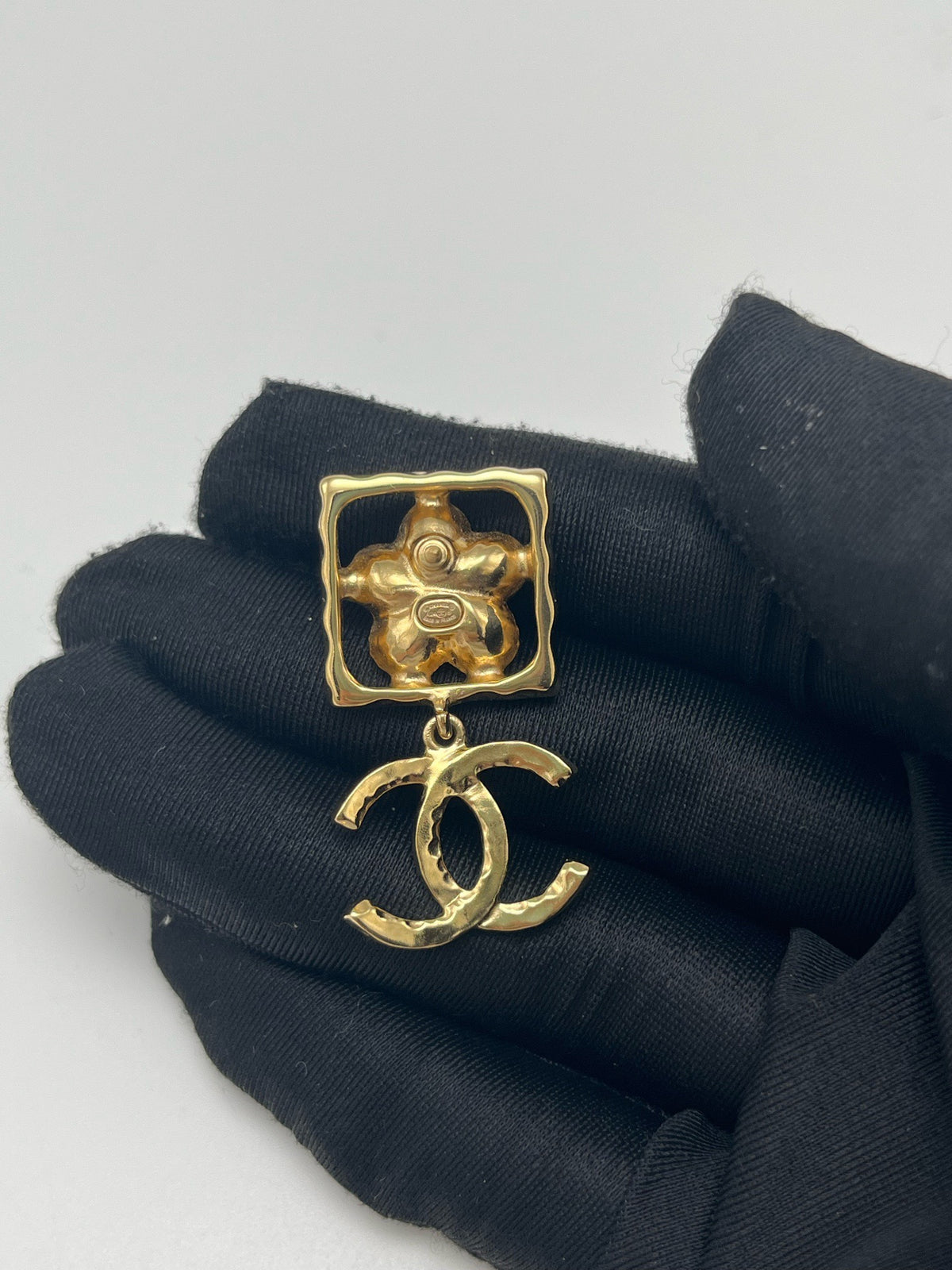 Chanel - Other - Gold-tone metal with glass and imitation pearls. - Gold - (One size)