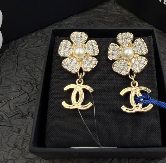 Chanel - Other - Gold-tone metal with glass crystals and imitation pearl details - Gold