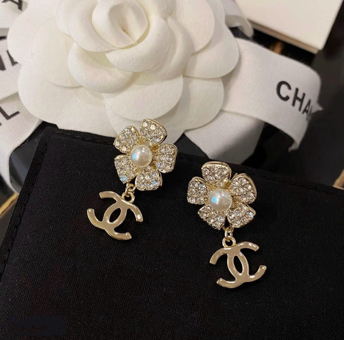 Chanel - Other - Gold-tone metal with glass crystals and imitation pearl details - Gold