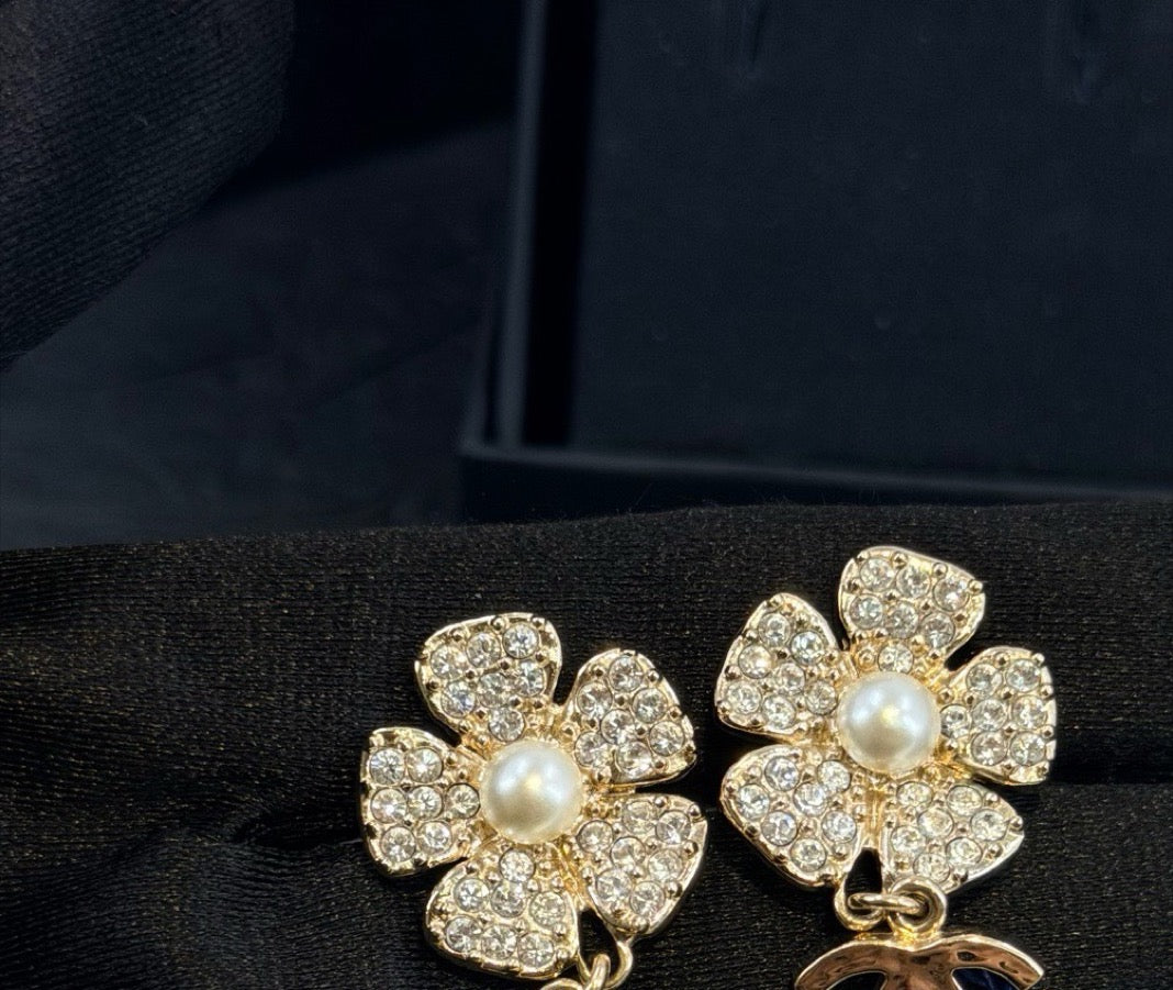 Chanel - Other - Gold-tone metal with glass crystals and imitation pearl details - Gold