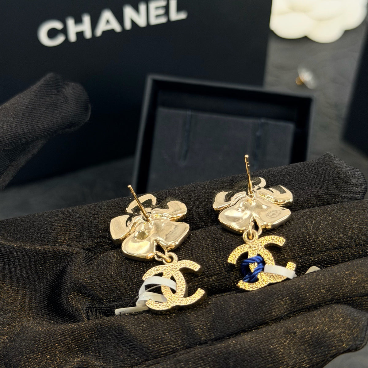 Chanel - Other - Gold-tone metal with glass crystals and imitation pearl details - Gold