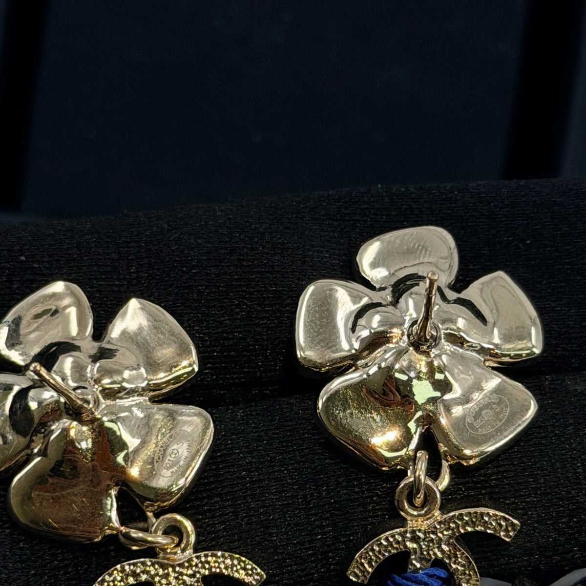 Chanel - Other - Gold-tone metal with glass crystals and imitation pearl details - Gold