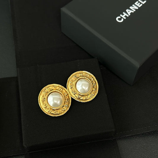 Chanel - Other - Gold-tone metal with glass pearl accents - Gold