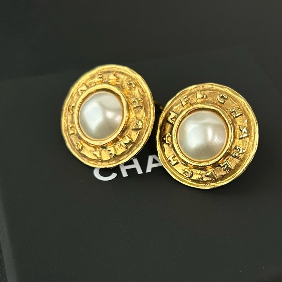 Chanel - Other - Gold-tone metal with glass pearl accents - Gold