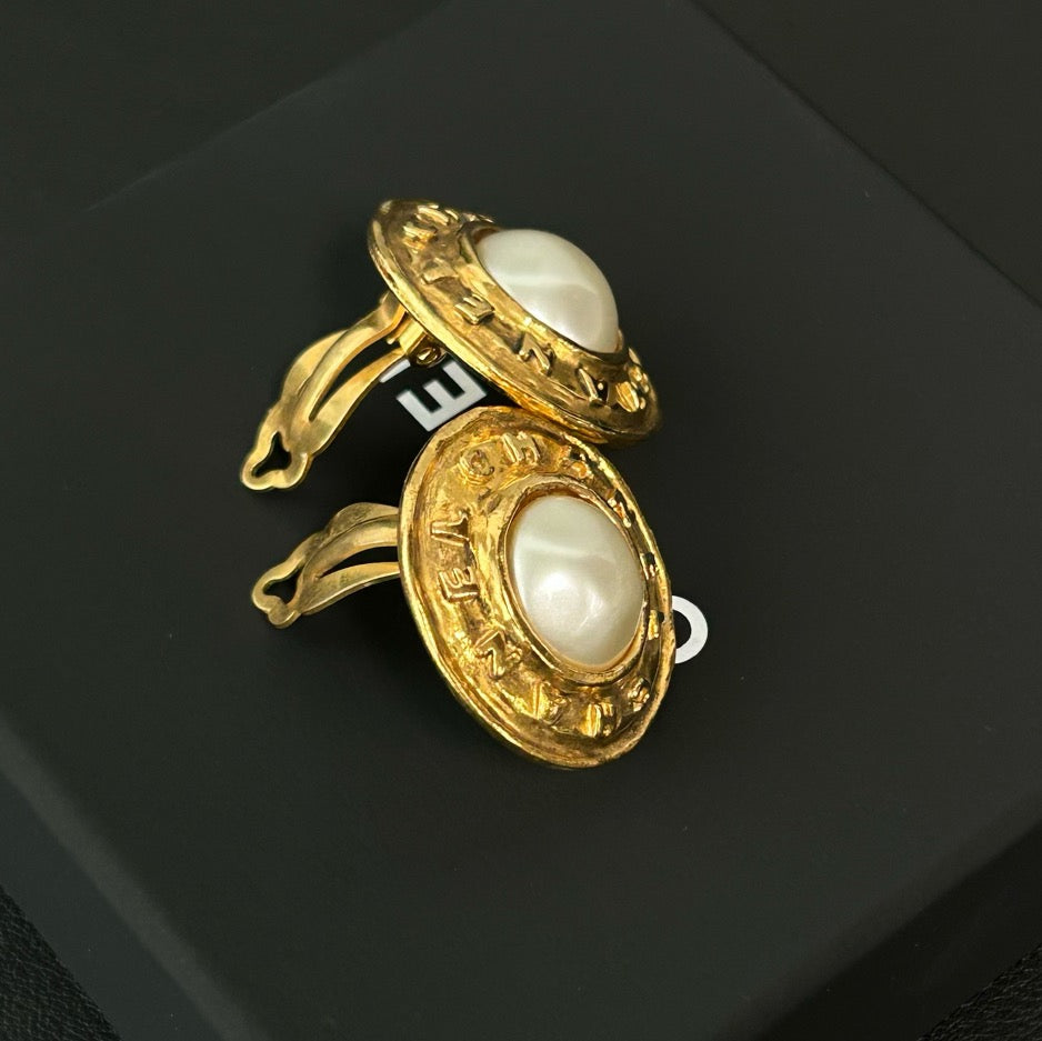 Chanel - Other - Gold-tone metal with glass pearl accents - Gold