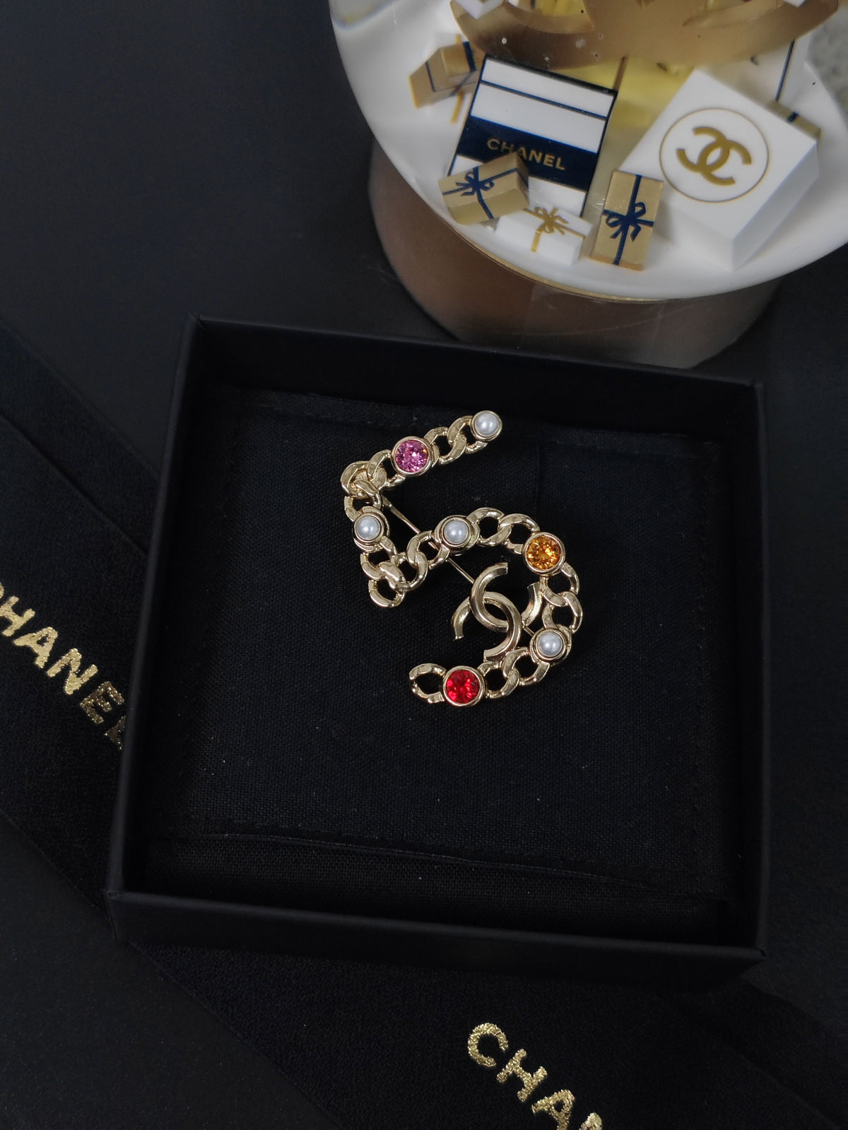 Chanel - Other - Gold-tone metal with glass rhinestones and imitation pearls - Multicolour