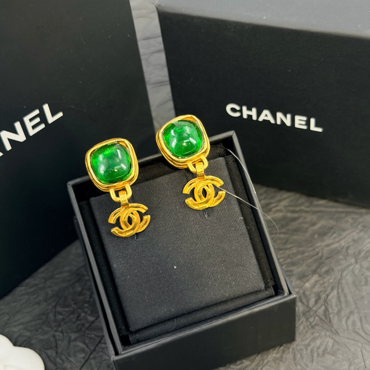 Chanel - Other - Gold-tone metal with green glass cabochons - Multicolour
