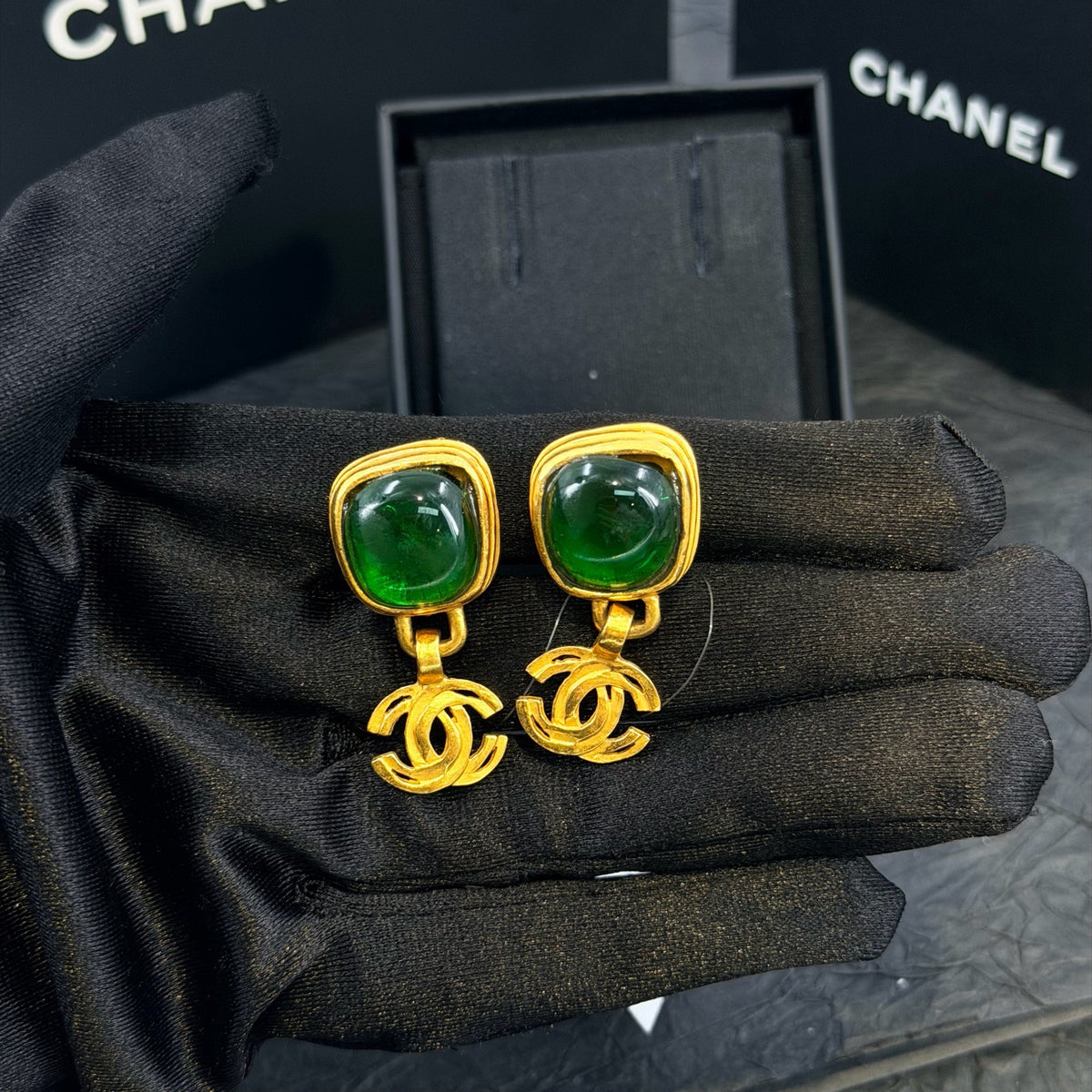 Chanel - Other - Gold-tone metal with green glass cabochons - Multicolour