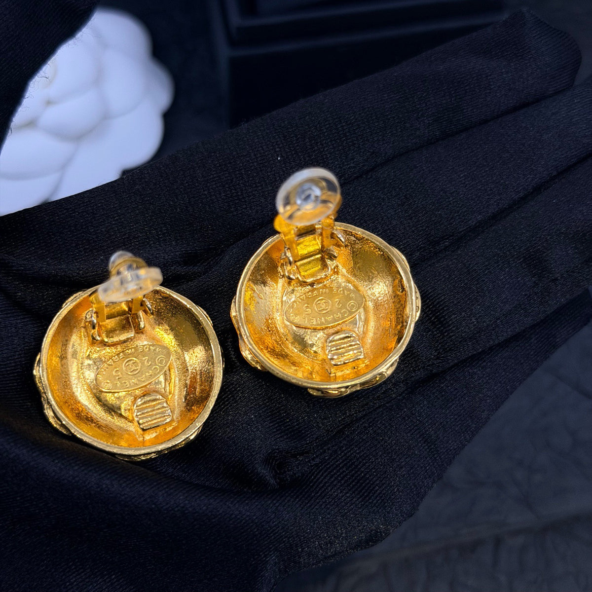Chanel - Other - Gold-tone metal with green glass cabochons - Multicolour