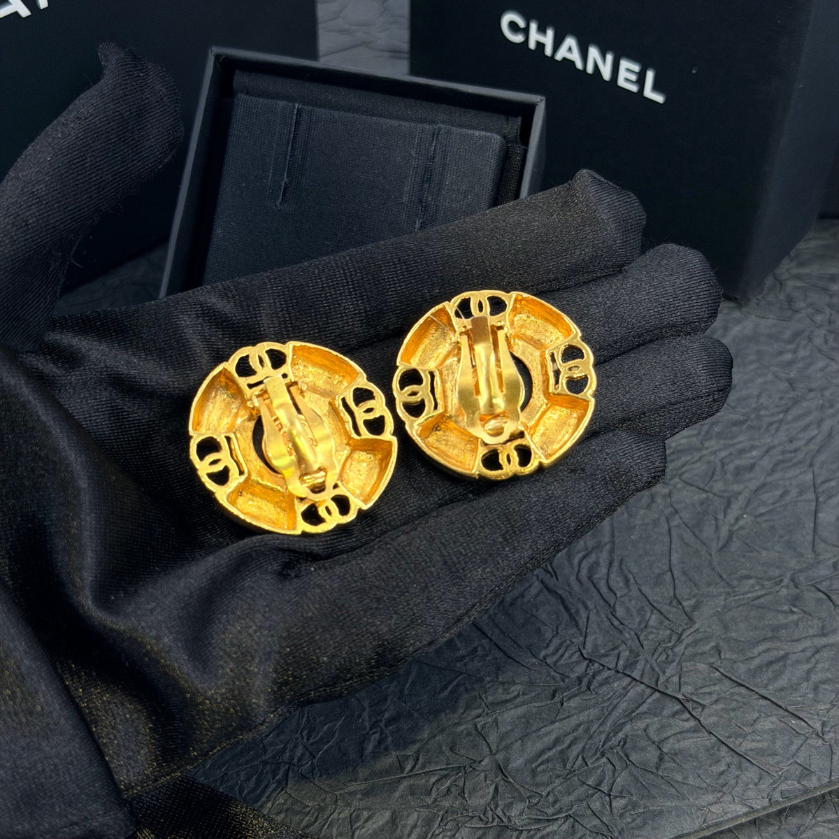Chanel - Other - Gold-tone metal with green glass cabochons. - Multicolour