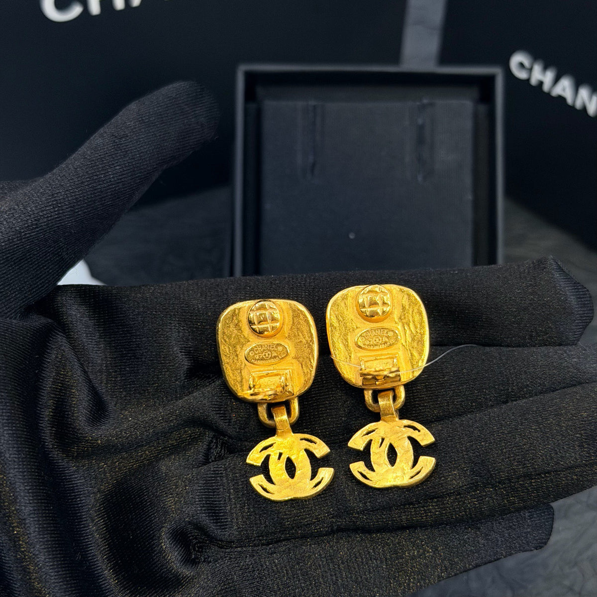 Chanel - Other - Gold-tone metal with green glass cabochons - Multicolour