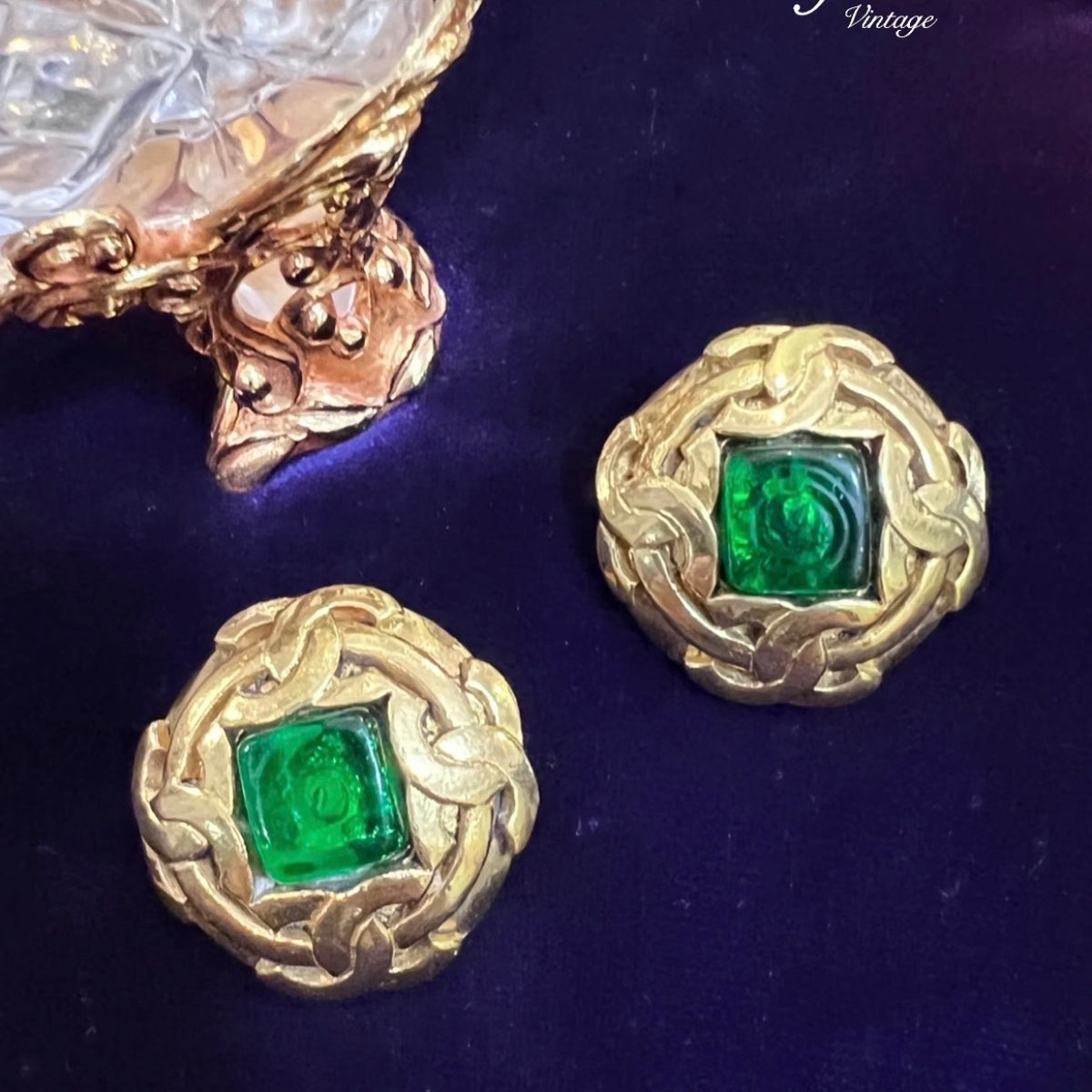 Chanel - Other - Gold-tone metal with green glass cabochons - Multicolour