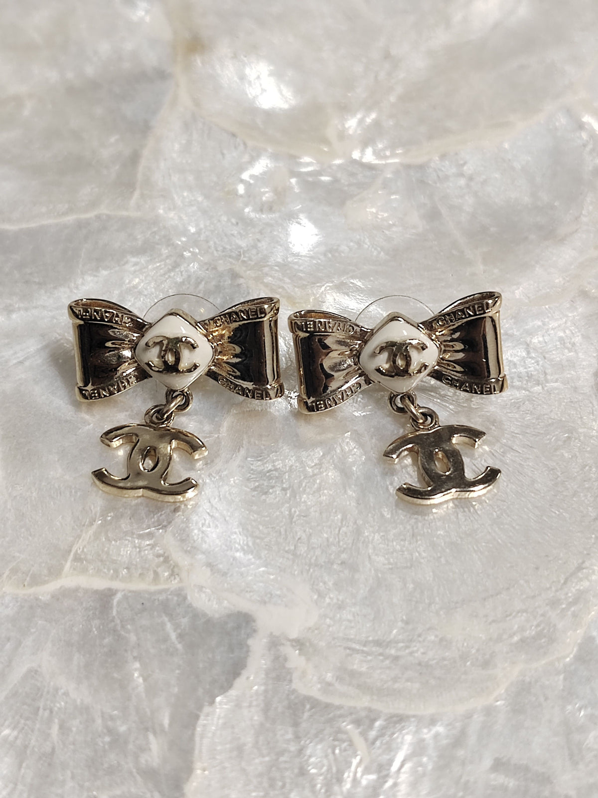 Chanel - Other - Gold-tone metal with imitation pearl and white enamel accents - Gold