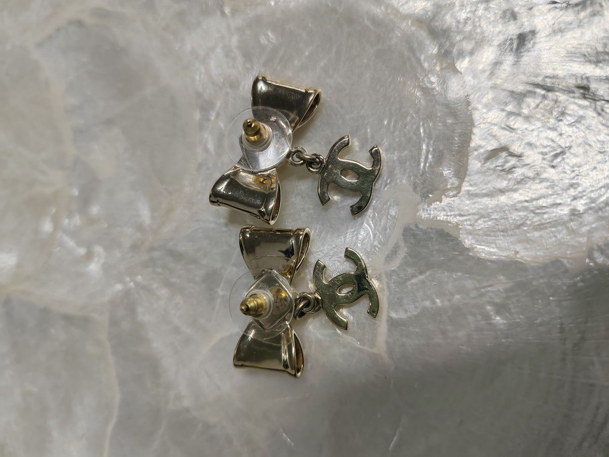 Chanel - Other - Gold-tone metal with imitation pearl and white enamel accents - Gold