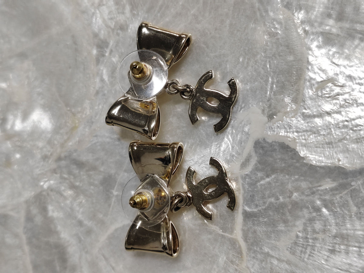 Chanel - Other - Gold-tone metal with imitation pearl and white enamel accents - Gold