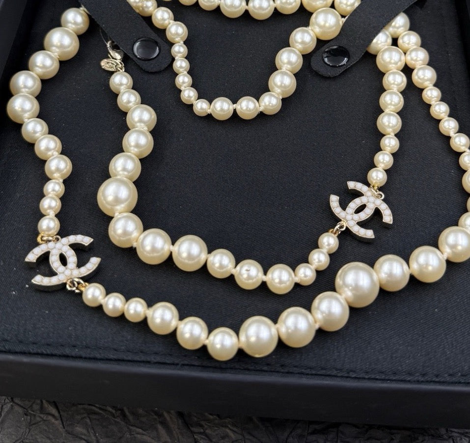 Chanel - Other - Gold-tone metal with imitation pearl beads and crystal-set double-C motifs - White