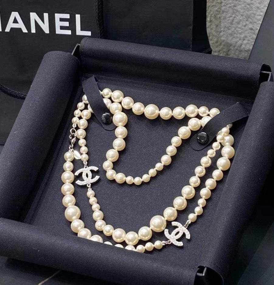 Chanel - Other - Gold-tone metal with imitation pearl beads and crystal-set double-C motifs - White