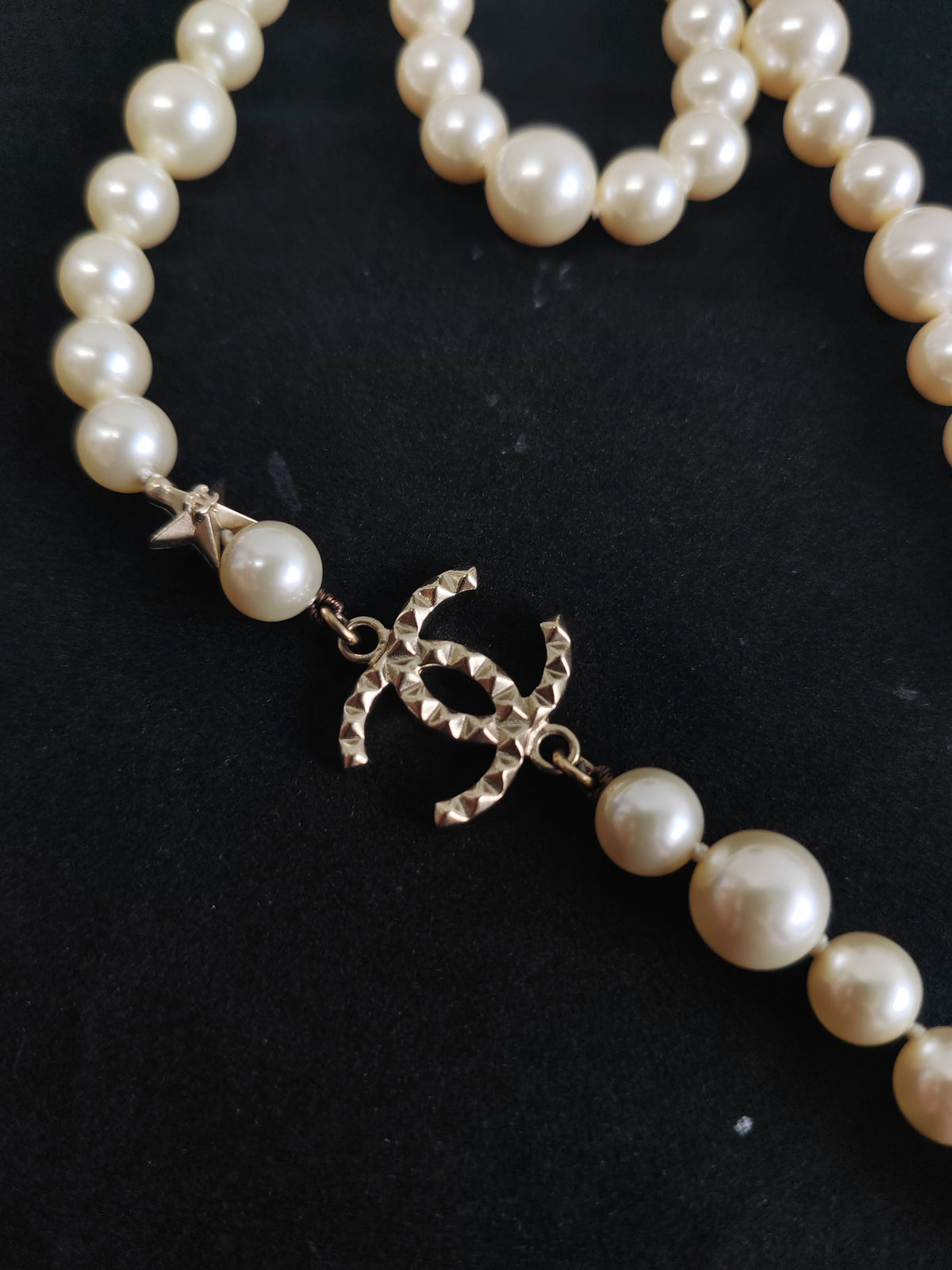 Chanel - Other - Gold-tone metal with imitation pearl beads. - Multicolour