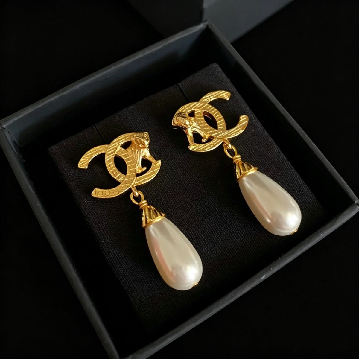 Chanel - Other - Gold-tone metal with imitation pearl drops - Gold