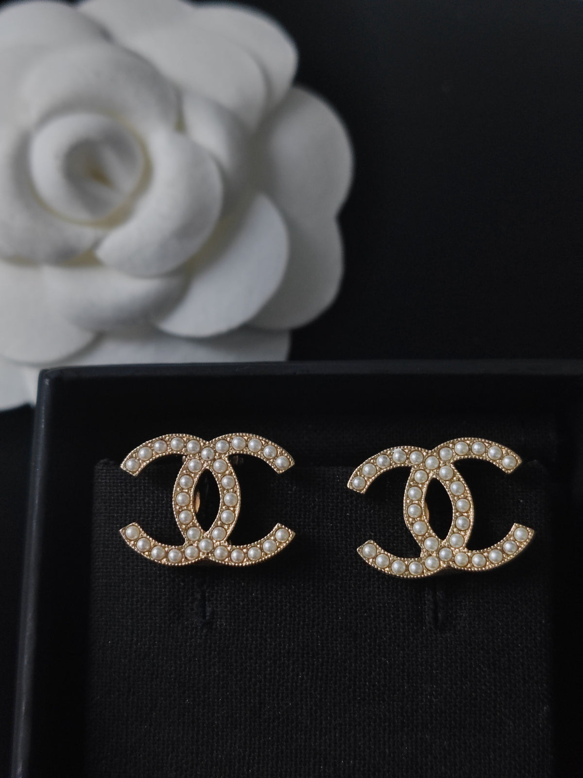 Chanel - Other - Gold-tone metal with imitation pearl embellishments - Gold