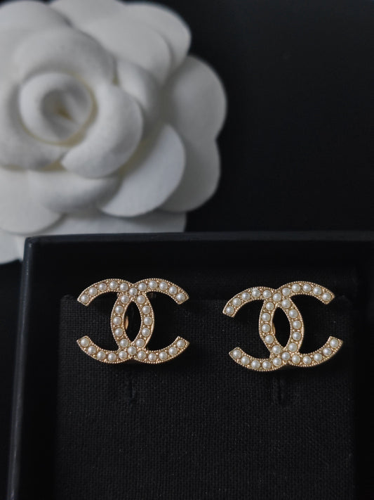 Chanel - Other - Gold-tone metal with imitation pearl embellishments - Gold