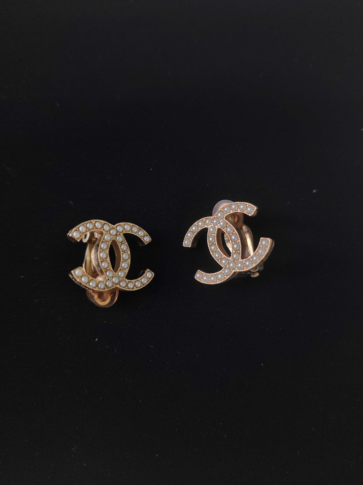 Chanel - Other - Gold-tone metal with imitation pearl embellishments - Gold