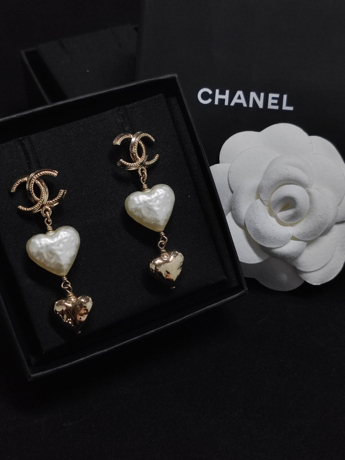 Chanel - Other - Gold-tone metal with imitation pearl heart drops. - Multicolour