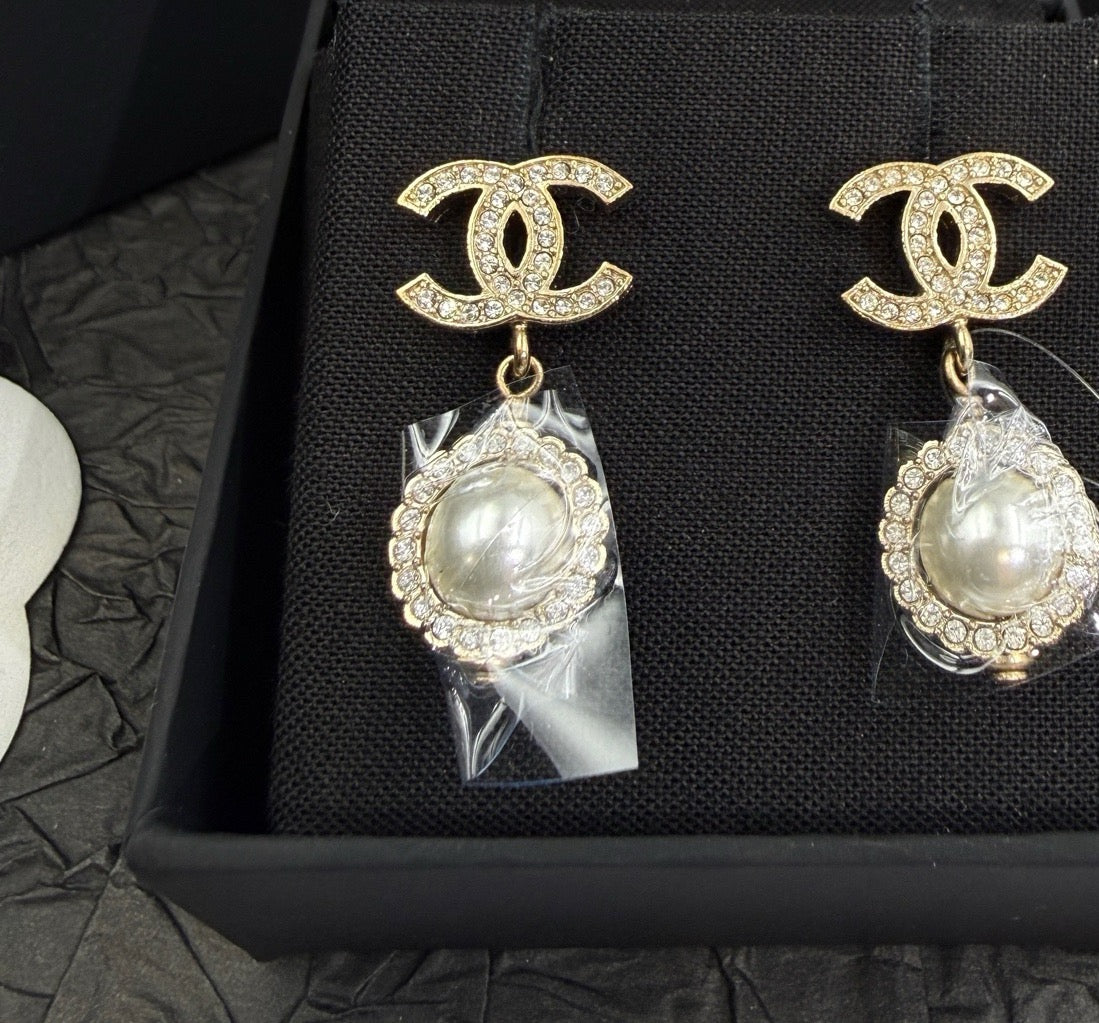 Chanel - Other - Gold-tone metal with imitation pearls and clear rhinestones - Gold