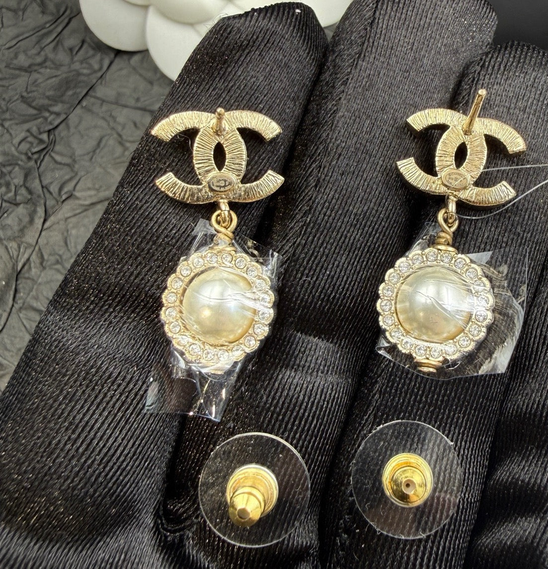 Chanel - Other - Gold-tone metal with imitation pearls and clear rhinestones - Gold