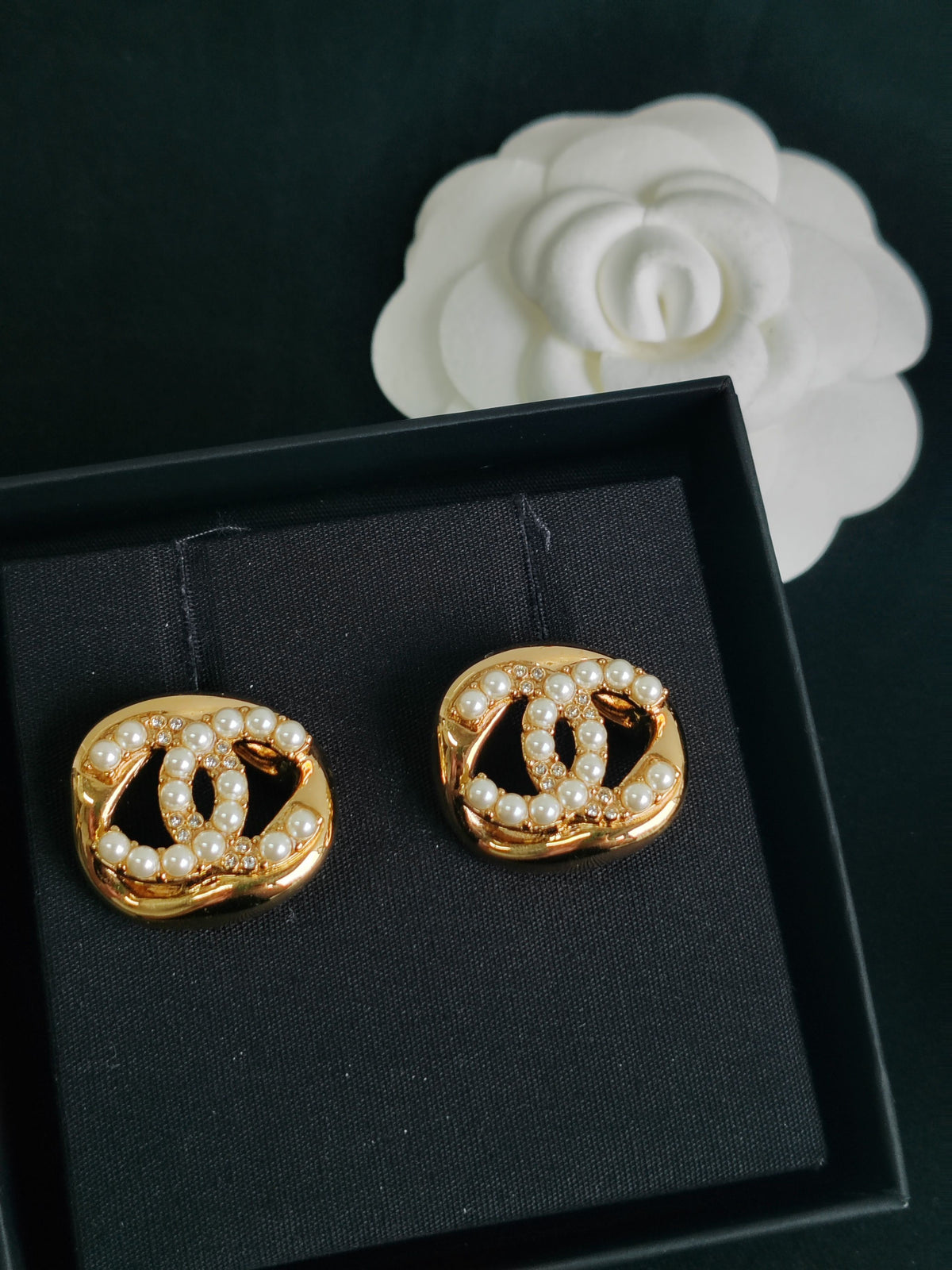 Chanel - Other - Gold-tone metal with imitation pearls and crystal accents - Gold