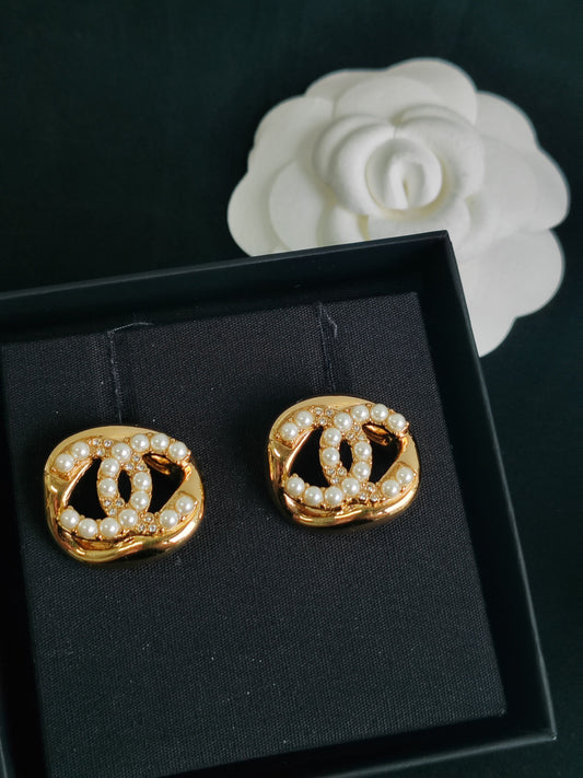 Chanel - Other - Gold-tone metal with imitation pearls and crystal accents - Gold