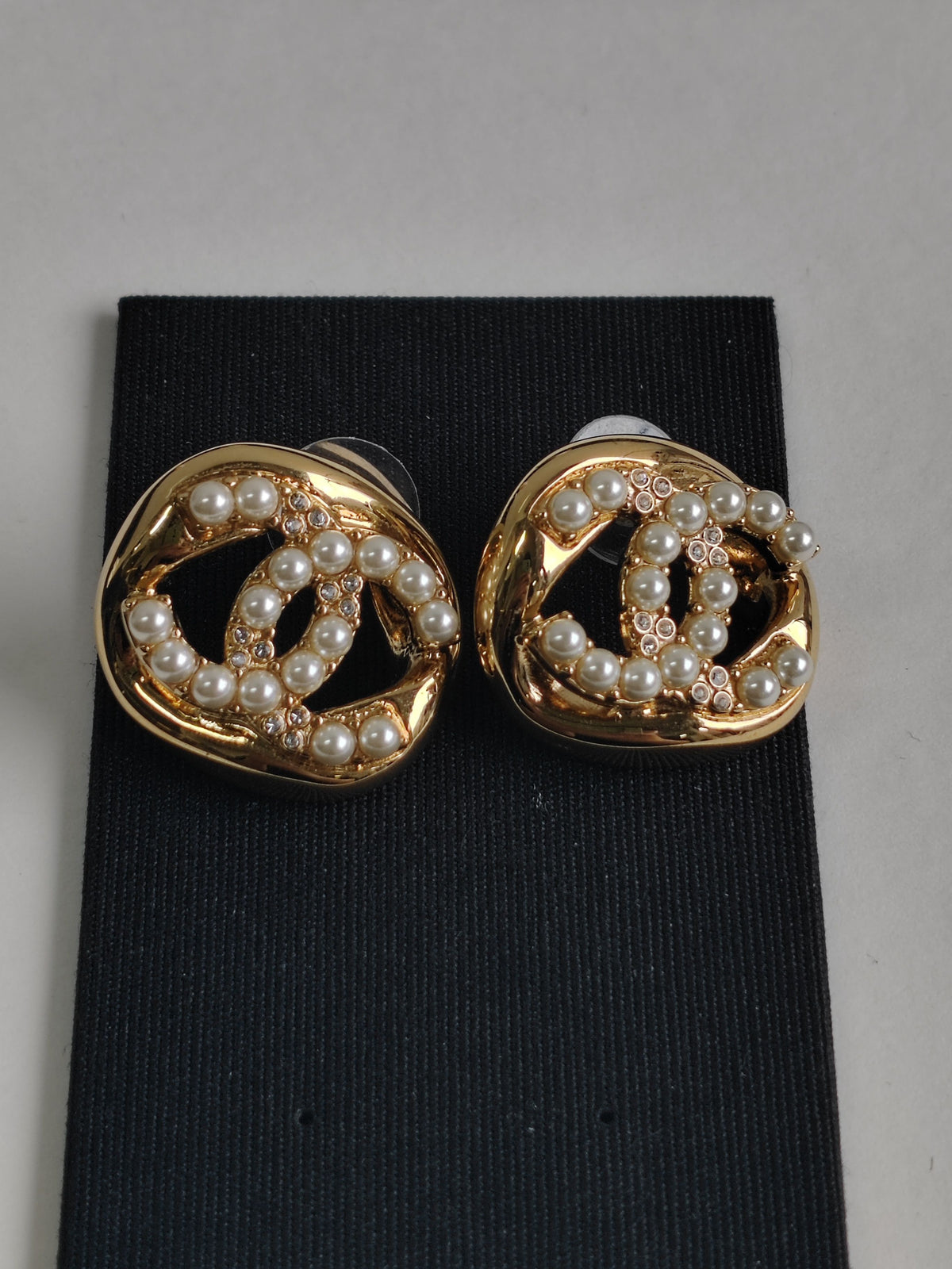 Chanel - Other - Gold-tone metal with imitation pearls and crystal accents - Gold