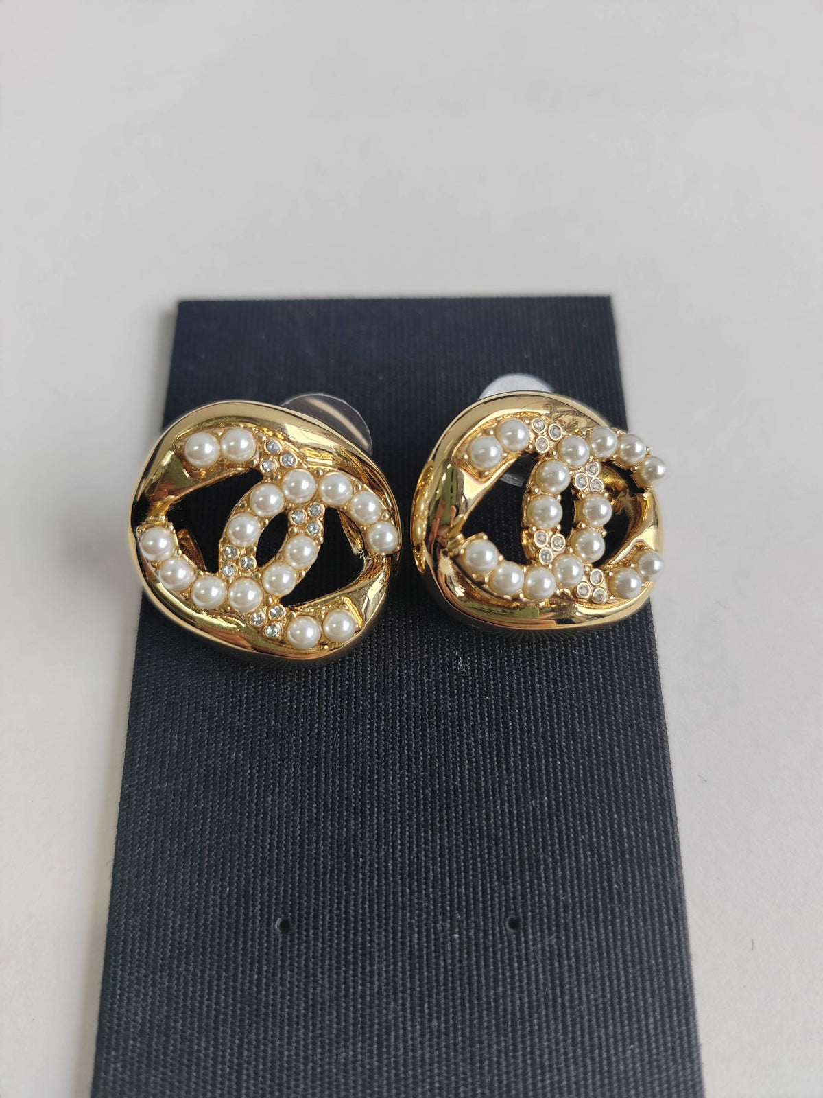 Chanel - Other - Gold-tone metal with imitation pearls and crystal accents - Gold
