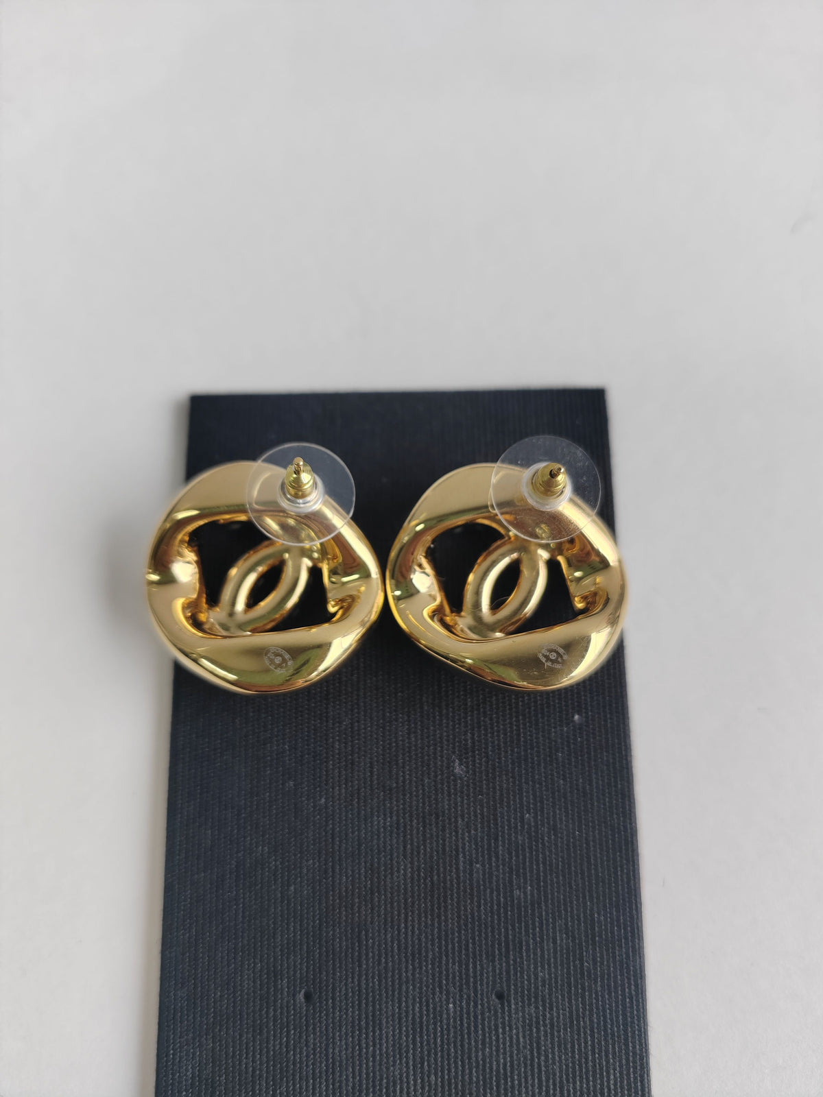 Chanel - Other - Gold-tone metal with imitation pearls and crystal accents - Gold