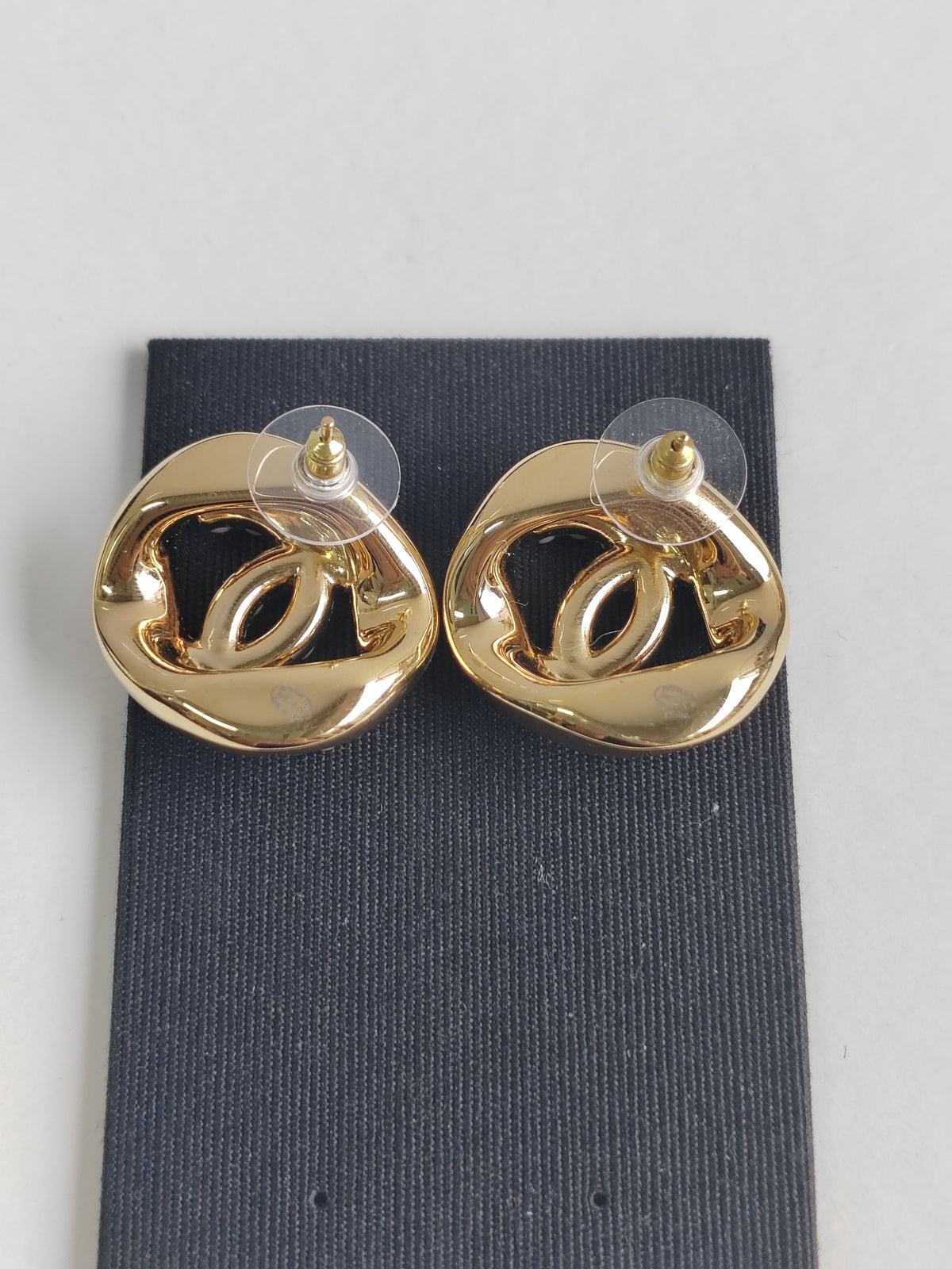 Chanel - Other - Gold-tone metal with imitation pearls and crystal accents - Gold