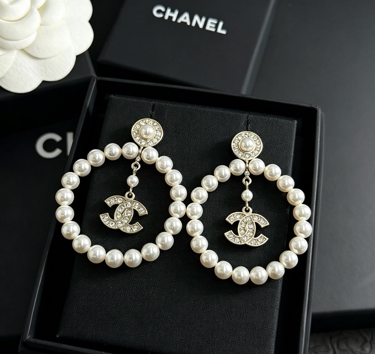 Chanel - Other - Gold-tone metal with imitation pearls and crystal embellishments - Multicolour