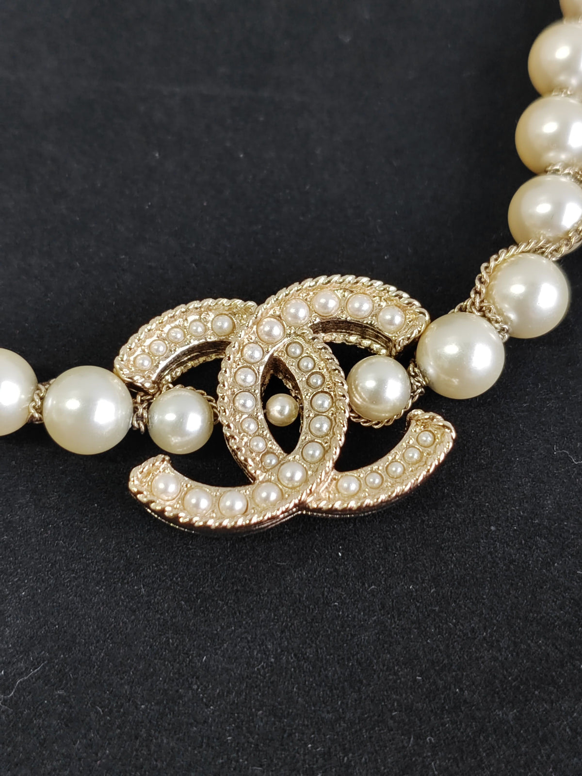 Chanel - Other - Gold-tone metal with imitation pearls and crystal-like accents - Gold