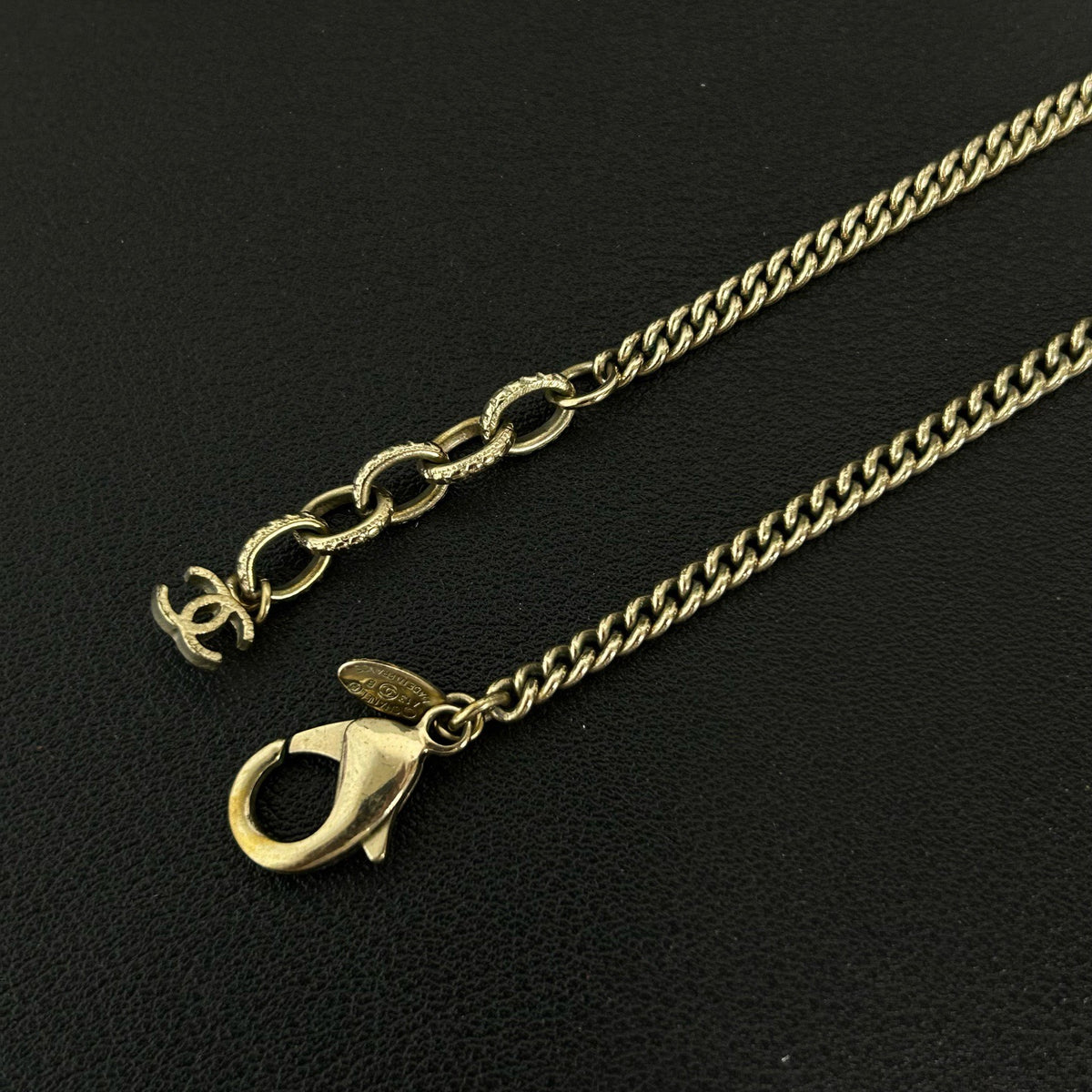 Chanel - Other - Gold-tone metal with imitation pearls. - Gold