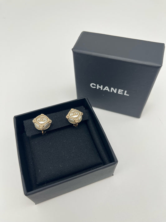 Chanel - Other - Gold-tone metal with imitation pearls. - Gold - (One Size)