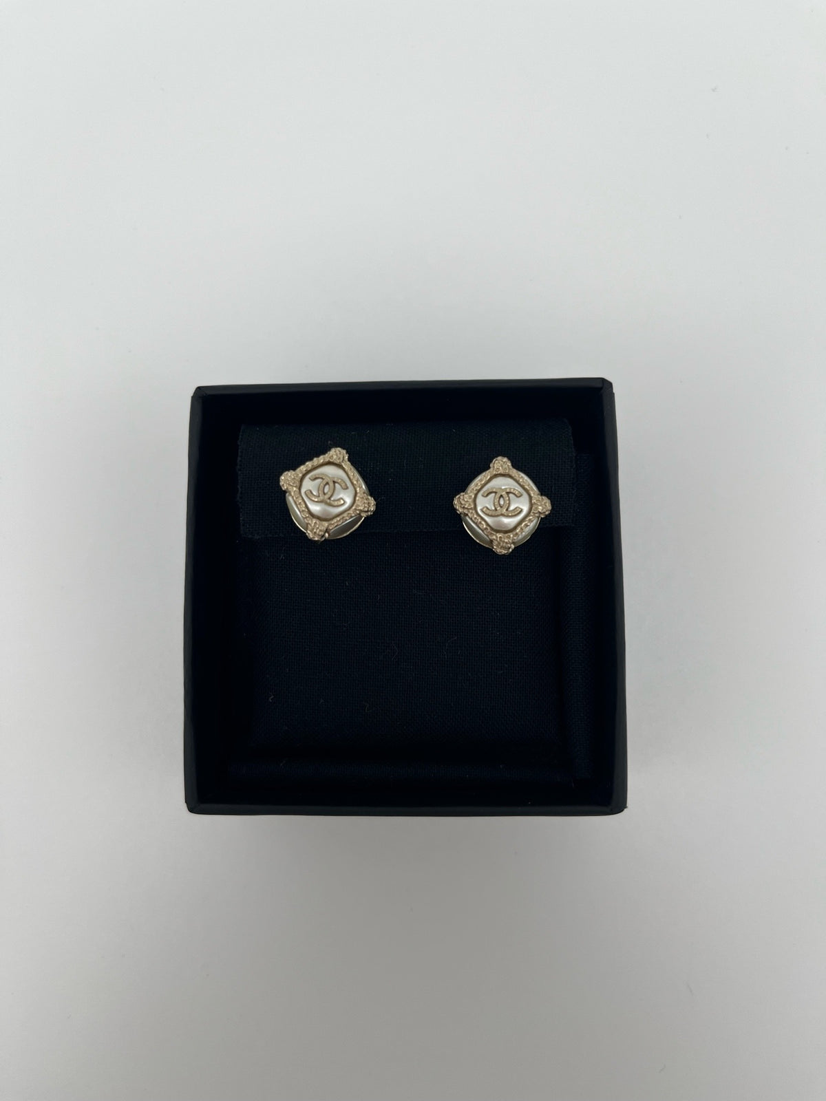 Chanel - Other - Gold-tone metal with imitation pearls. - Gold - (One Size)