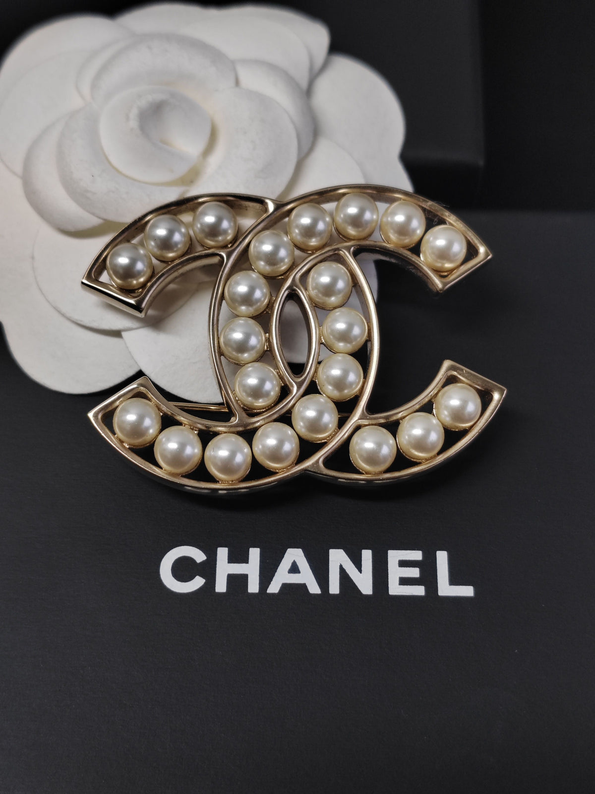 Chanel - Other - Gold-tone metal with imitation pearls - Multicolour