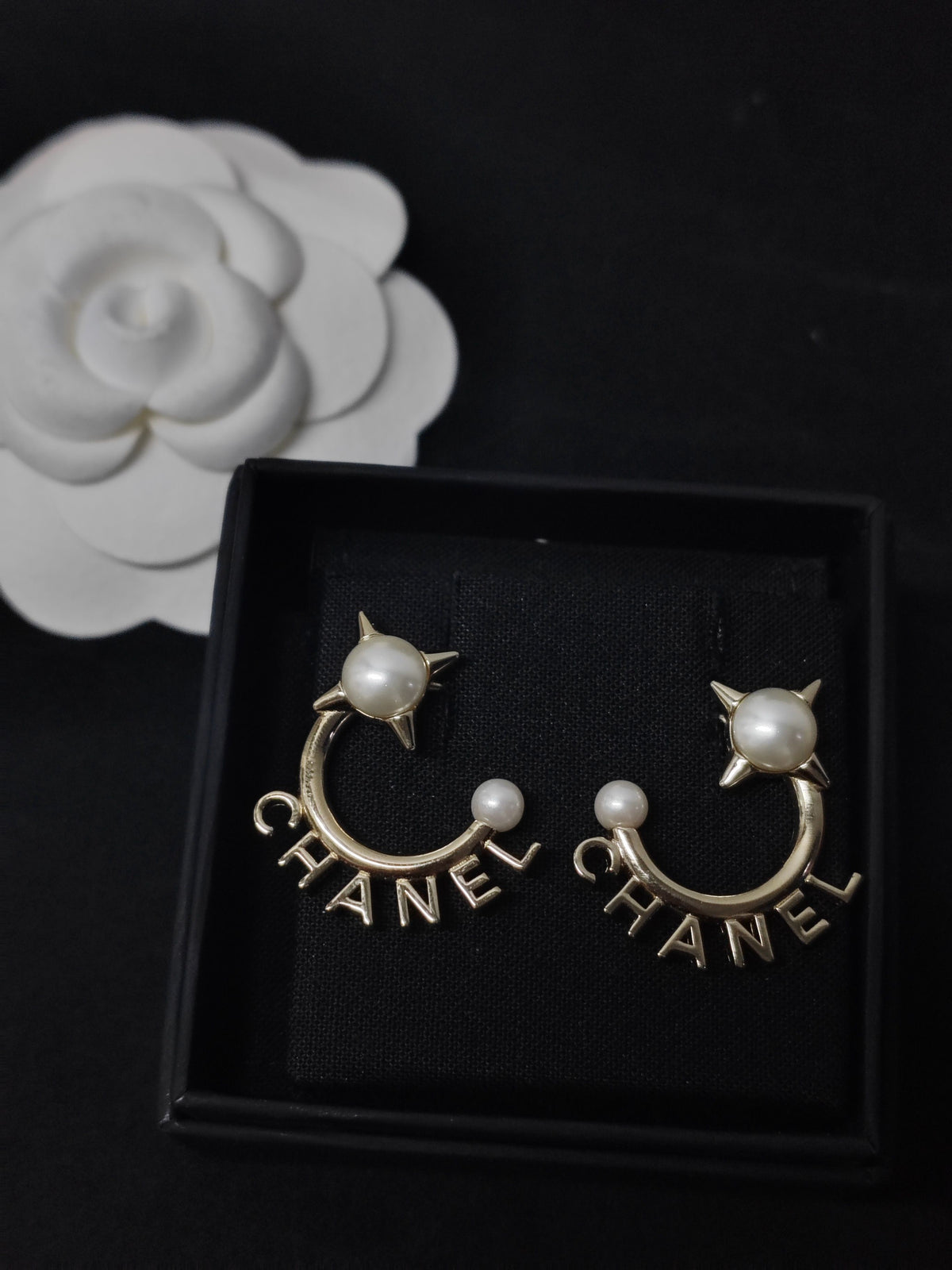 Chanel - Other - Gold-tone metal with imitation pearls - Multicolour