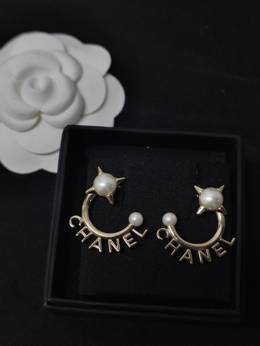 Chanel - Other - Gold-tone metal with imitation pearls - Multicolour