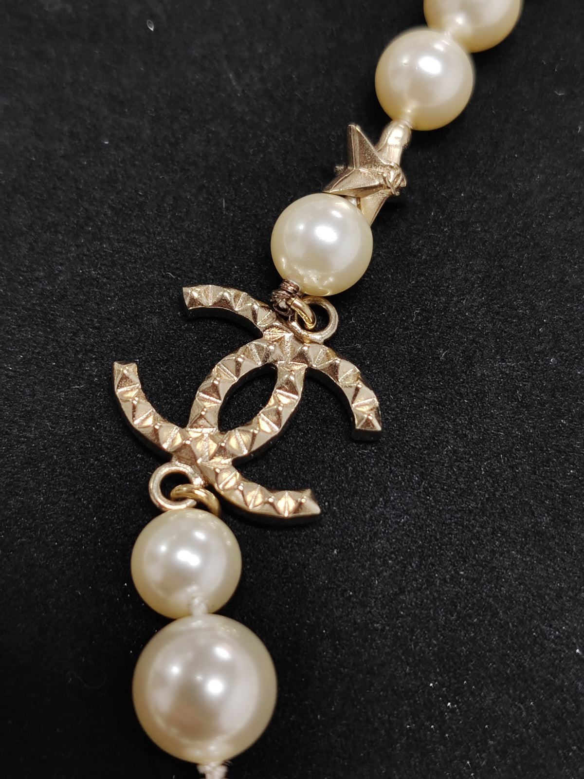 Chanel - Other - Gold-tone metal with imitation pearls - White