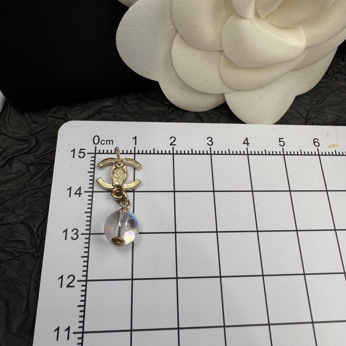 Chanel - Other - Gold-tone metal with iridescent glass beads - Multicolour