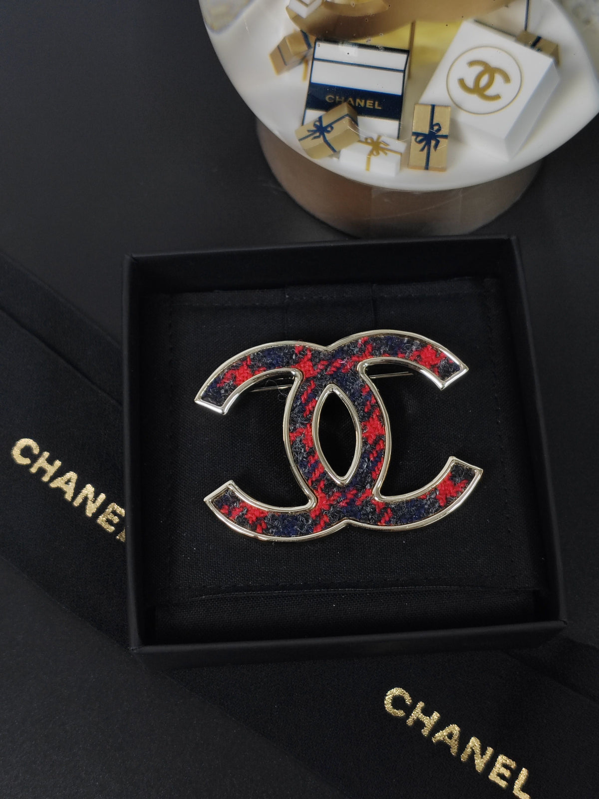 Chanel - Other - Gold-tone metal with knitted textile inset - Multicolour