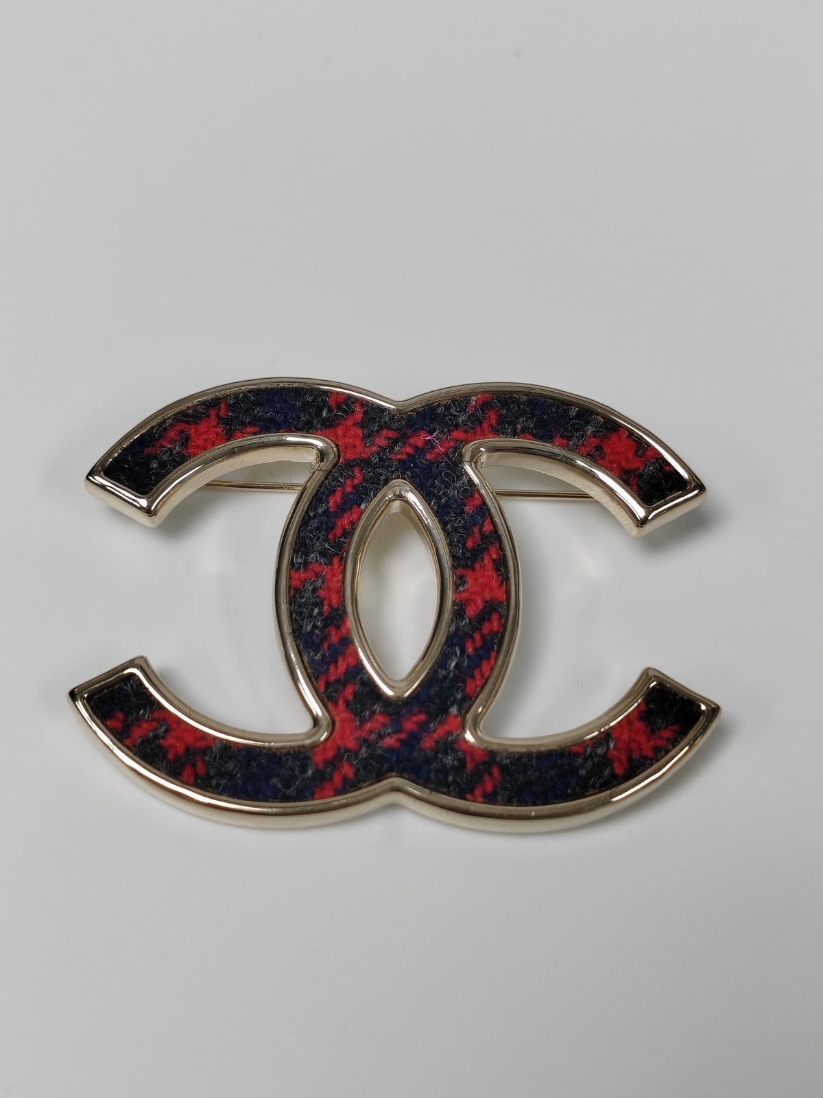 Chanel - Other - Gold-tone metal with knitted textile inset - Multicolour