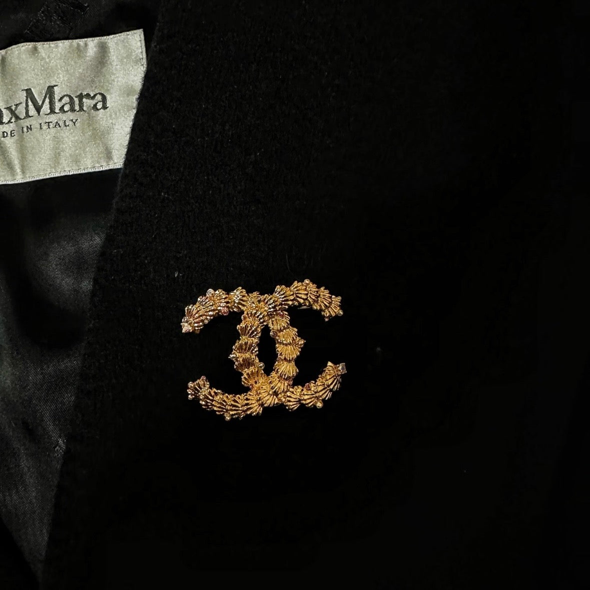 Chanel - Other - Gold-tone metal with multicolour crystal embellishments - Gold