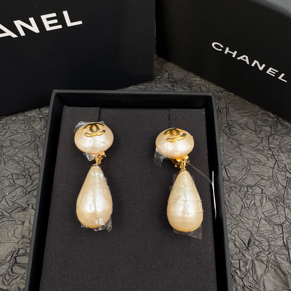Chanel - Other - Gold-tone metal with pearl-effect drops. - White