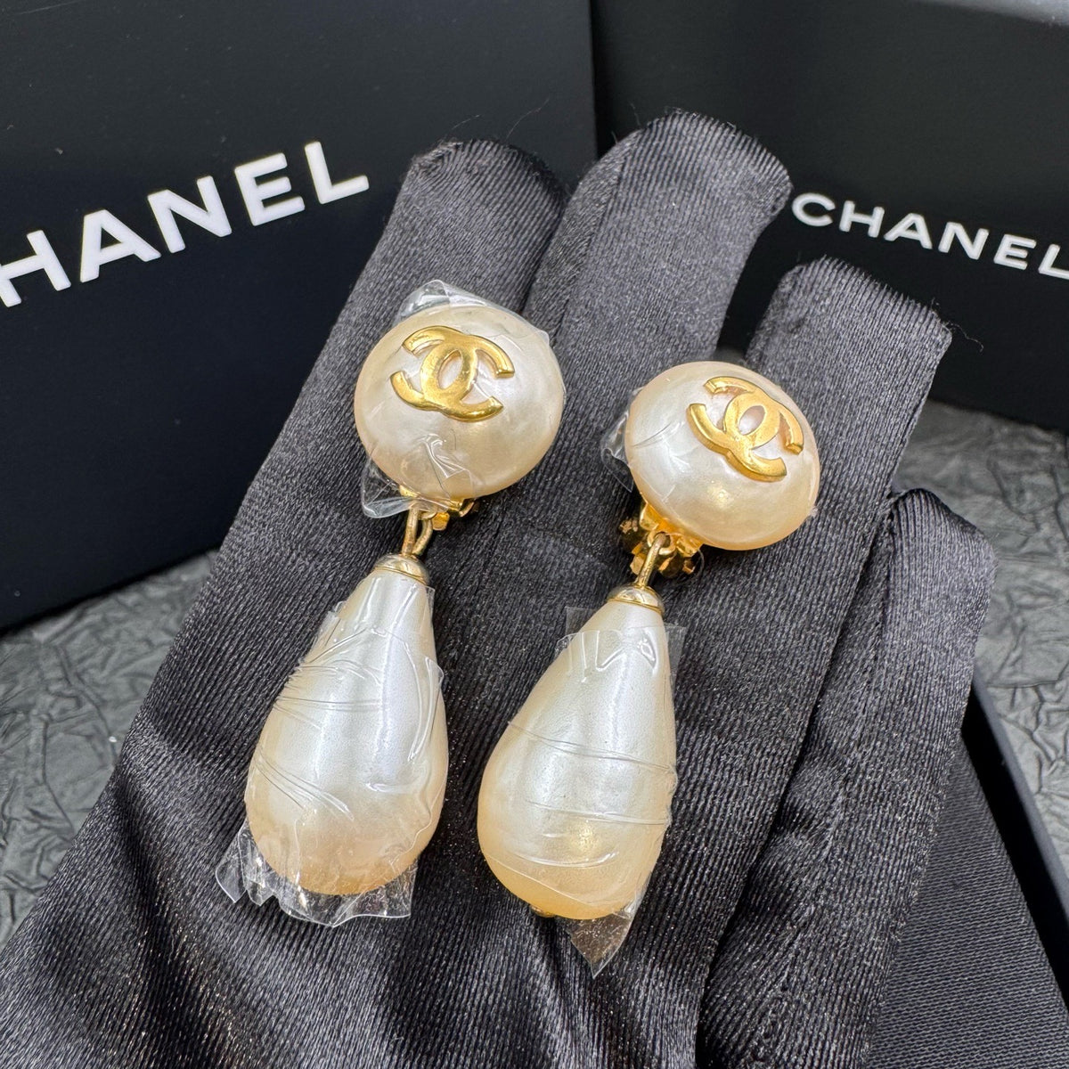 Chanel - Other - Gold-tone metal with pearl-effect drops. - White